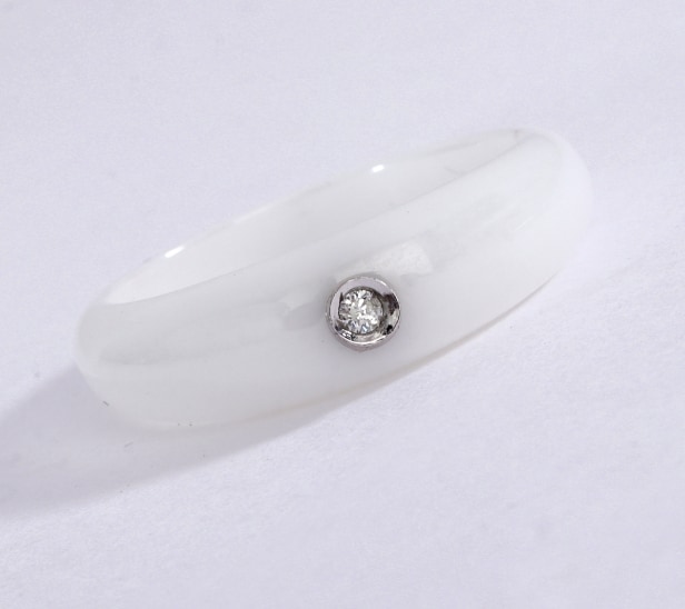Modern white ceramic diamond ring, approx. 0.02 ct.