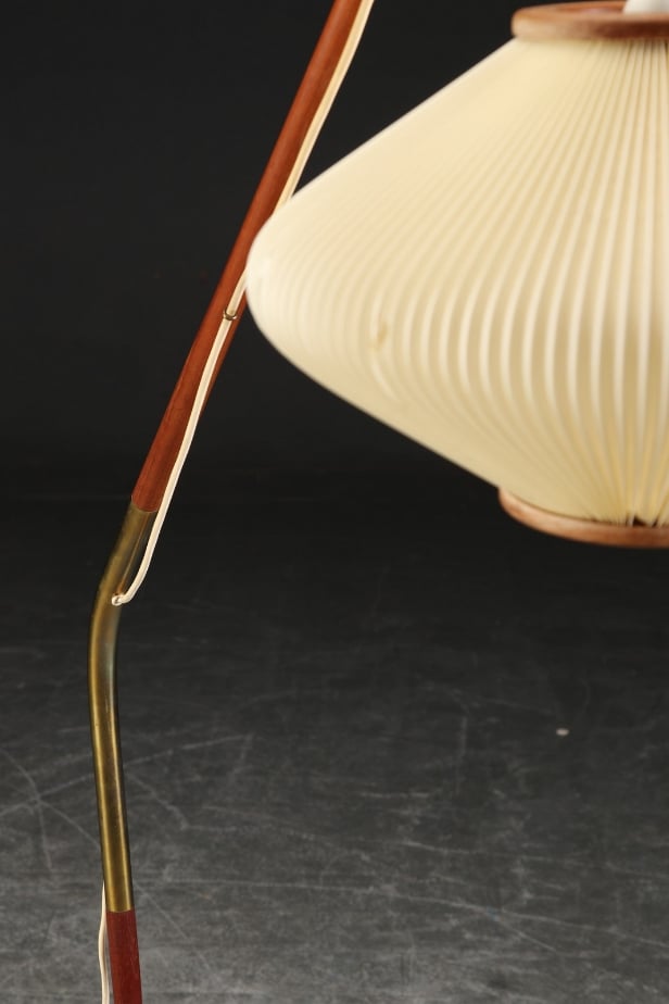 Svend Aage Holm Sørensen, tilskrevet. Standerlampe af teak og messing, 1950'erne