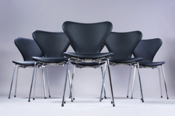 Arne Jacobsen. Et sæt på seks stole Syveren, model 3107, sort anilinlæder. Siddehøjde 44,5 cm. (6)
