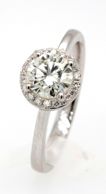 Diamond ring 18kt  in Halo setting total 0.94ct