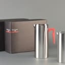 Arne Jacobsen/ Paul Smith: Stempelkande samt kande med rist, ' AddColour' serien fra Stelton (2)