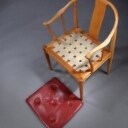 Hans J. Wegner. 'Den kinesiske stol' / 'Kinastolen'. Armstol af massiv lys kirsebær