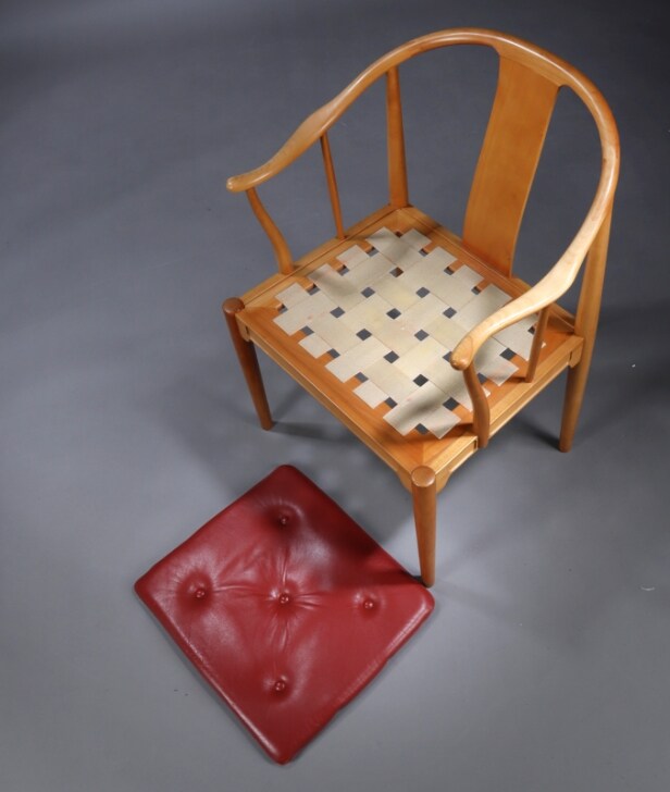 Hans J. Wegner. 'Den kinesiske stol' / 'Kinastolen'. Armstol af massiv lys kirsebær