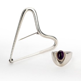 Bent Knudsen, Kolding. Ring with amethyst and heart brooch in sterling silver (2)