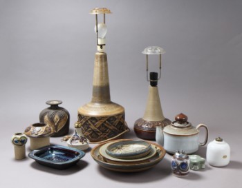 Søholm m.fl. En samling bordlamper, skåle, vaser mm. af stentøj. (14)