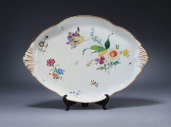 Royal Copenhagen. Blomsterdekoreret præsenterfad af porcelæn, ca 1800