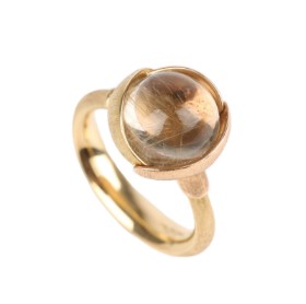 Ole Lynggaard: 'Lotus' ring 2 af 18 kt. guld med rutilkvarts. Ringstr. ca. 51.