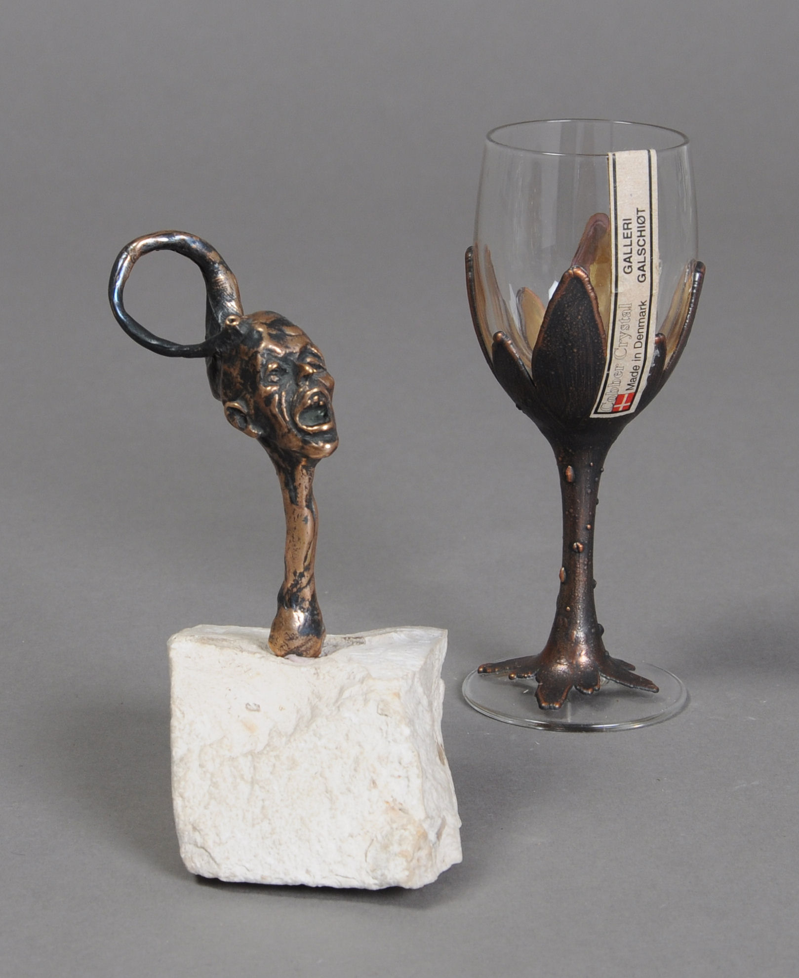 Jens Galschiøt, bronze, Samt glas med kobbermontering. (2) Denne vare er sat til omsalg under nyt varenummer 3567462 | Lauritz.com