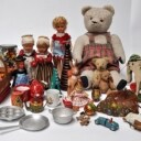 Samling ældre legetøj, bamser, dukker, små figurer mm.