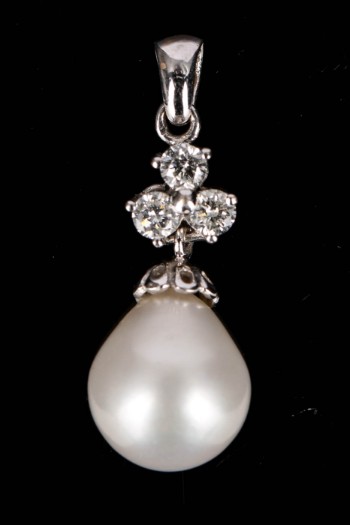 Et perle- og diamantvedhæng af 18 kt. hvidguld