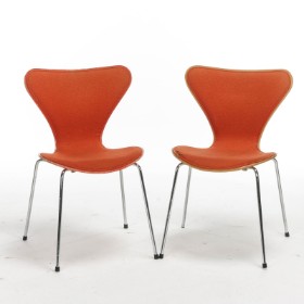 Arne Jacobsen. Et par 'Syver'-stole, model 3107 (2)