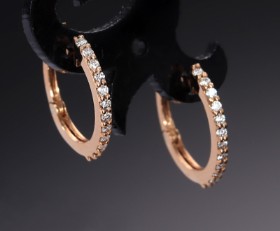 A pair of brilliant creoles in 18 kt. red gold, 0.24 ct. (2)