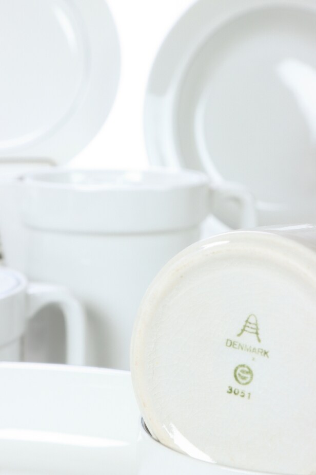 Grethe Meyer for Royal Copenhagen / Aluminia. 'Blue edge' service of fanjace. (140)