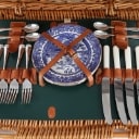 Mulberry: Picnic basket containing tableware for 4 people.