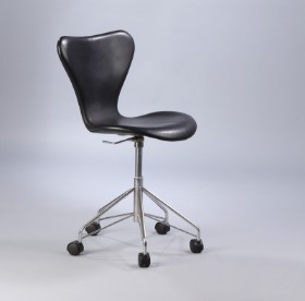 Arne Jacobsen. Kontorstol, 'Syveren', sort læder, model 3117