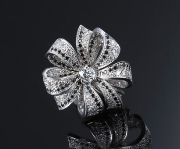 Brillantvedhæng af 18 kt. hvidguld i form af blomst, i alt ca. 1.29 ct.