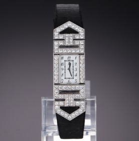 Audemars Piguet 'Art deco'. Dameur i 18 kt. hvidguld med talrige brillanter, ca. 1990'erne