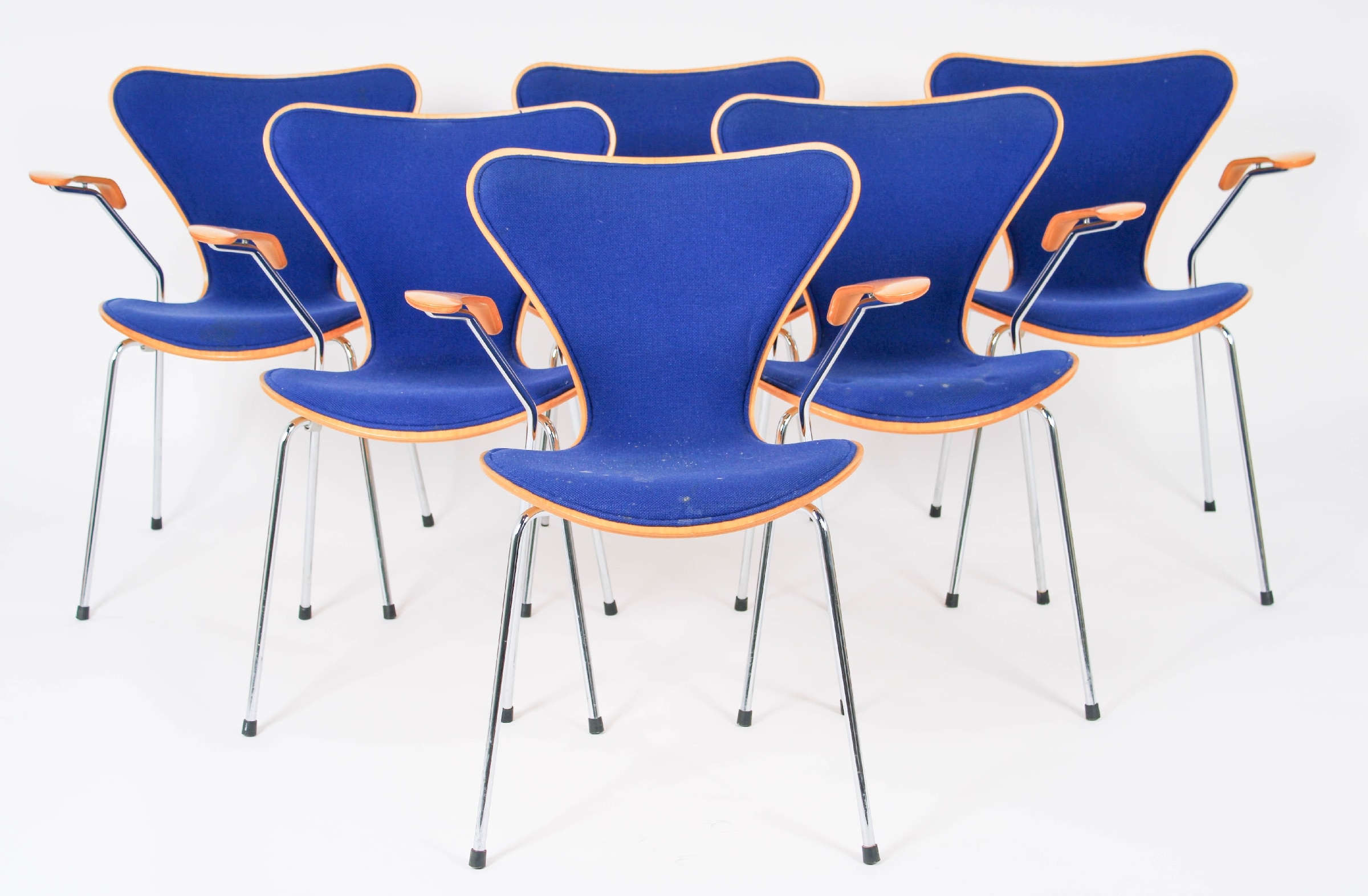 Arne Jacobsen. A set of six 'Seven Chairs' with armrests model 3207 (6)