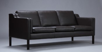 Stouby Furniture. Tre-personers fritstående sofa, model Eva, Dark Brown læder