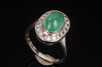 Vintage smaragd- og diamantring af 18 kt. hvidguld