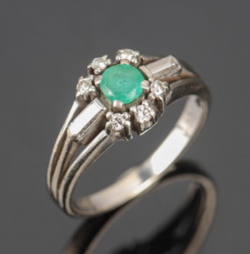 Smaragd-og diamantring af 14 kt. hvidguld