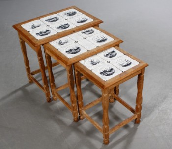 Dansk møbelproducent. Tre indskudsborde/kakkelborde, egetræ (3)