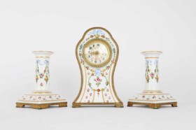 Sevres: Lille urgarniture af overglasurdekoreret porcelæn, 1900-tallets første halvdel (3)