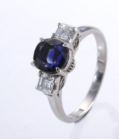 Safir- og diamantring i platin, hhv. 2.79 og 0.40 ct.