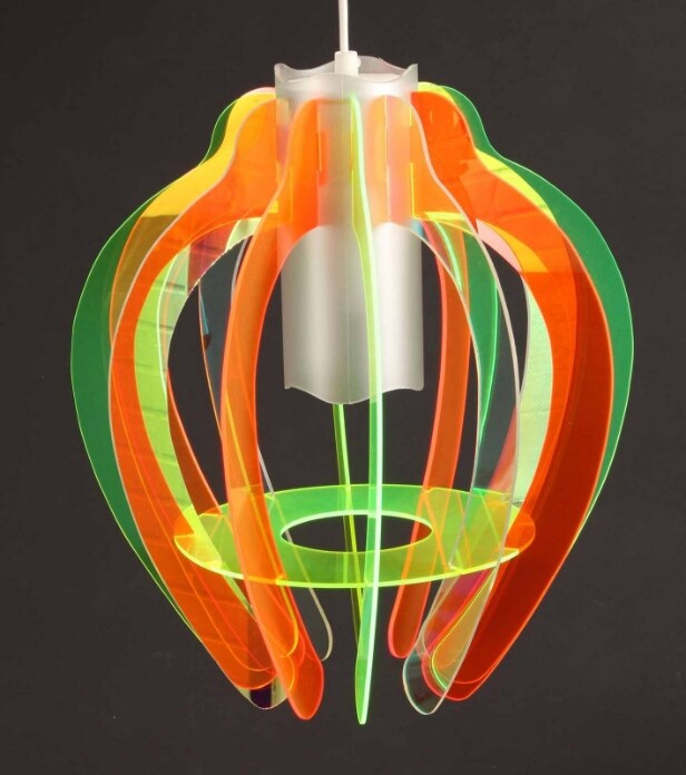 Dansk lampeproducent. Par pendler af farvet plexiglas/plast (2).