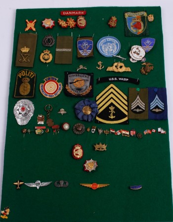 Samling  militære emblemer og mærker m.v.