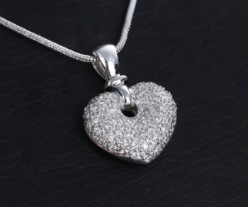 Brillant-hjertevedhæng af platin i slangekæde af 18 kt. hvidguld, i alt 0.50 ct. (2)