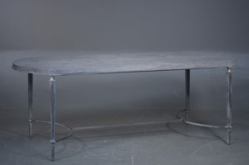 Ovalt bord af patineret træ og metal. Rustiklook
