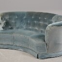 Sofa i bananform med lys blå velour
