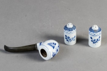 Royal Copenhagen. Pibe af porcelæn samt Tranquebar saltbøsser (2)