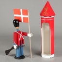 Kay Bojesen garder med skillerhus flag samt gevær