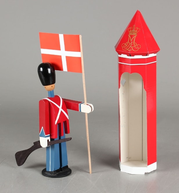 Kay Bojesen garder med skillerhus flag samt gevær