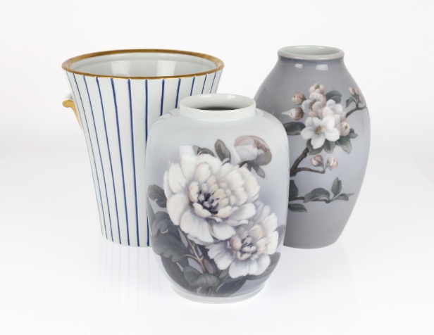 Royal Copenhagen  vase og Bing & Grøndahl vinkøler og vase af porcelæn. (3)