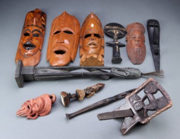 Africana. Samling masker og figurer mm. udskåret af træ (11)