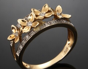 Klokkeblomst ring med brilllianter fra Heartbeats