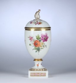 Royal Copenhagen. Ægvase i porcelæn med Gammel Saksisk blomsterdekor, 1898-1923