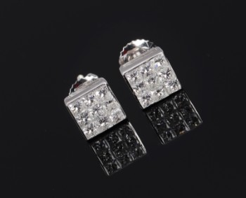 Et par diamantørestikker af 18 kt. hvidguld, i alt 0.75 ct. (2)