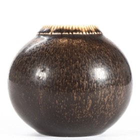 Saxbo & Eva Stæhr-Nielsen. Vase, kugleformet, m/ rillet kant, glaseret stentøj, nr. 95.