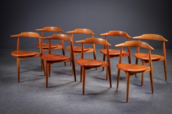 Hans J. Wegner. Acht Stühle Hjertestolen Modell FH4104 aus Eiche (8)