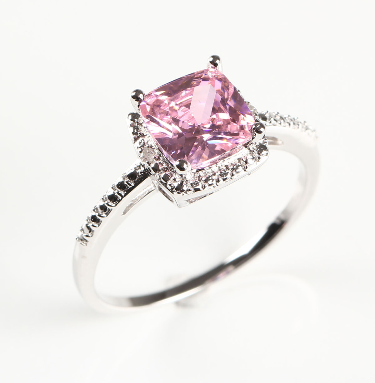 vigtig Kommandør Conform Ring af sterlingsølv med diamanter og synt. pink safir Denne vare er sat  til omsalg under nyt varenummer 2994257 | Lauritz.com
