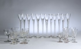 Holmegaard m.fl. Tolv 'Twist'/'Amager' snapseglas samt ældre glas, bl.a. med egeløv (24)