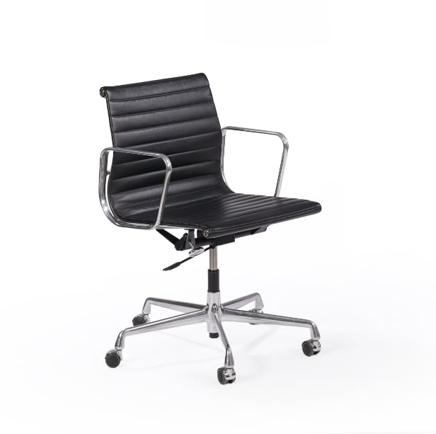 Charles Eames. Kontorstol i sort læder, model EA-117 'full leather'