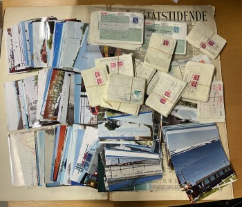 DSB. Parti med rigtig mange fotos og lidt postkort samt kvitteringer med Banemærker på samt gammel avis i album år 1903.