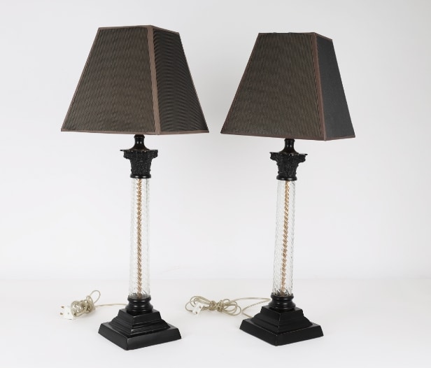 Et par Jytte Demuth bordlamper, sort metal med stammer af klart glas (2)