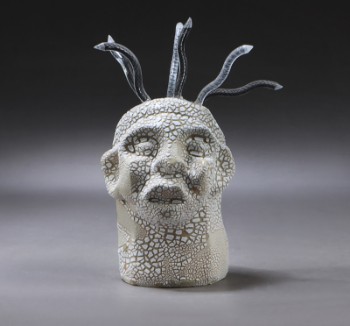Vibeke Skov. Hoved, skulptur af keramik og glas