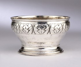 Royal Court jeweler A. dragsted. Beautiful fruit bowl of hammered silver